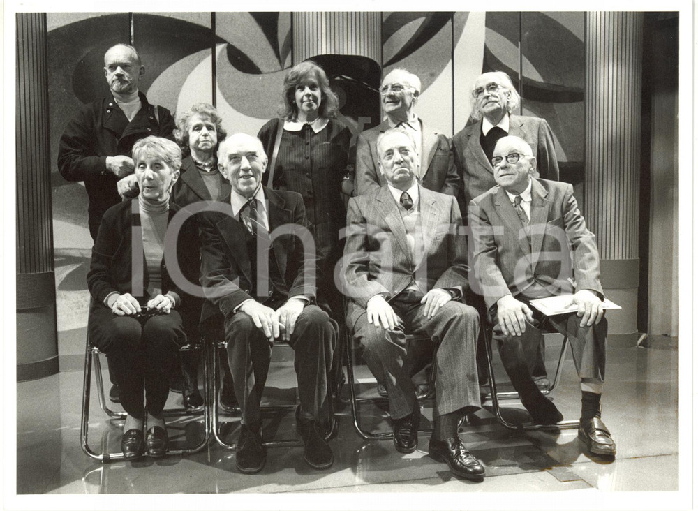 1985 ca ITALIA COSTUME - Vittoria MARINETTI con il gruppo dei futuristi (1) Foto