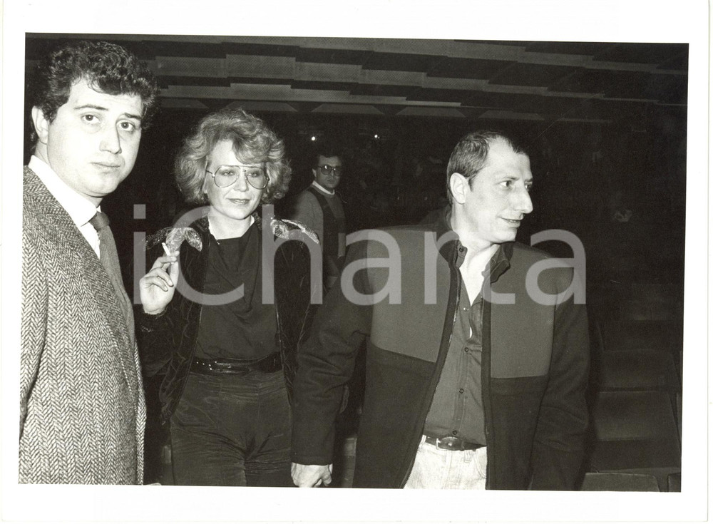 1985 ca ITALIA COSTUME - Il comico Pippo FRANCO con la compagna Piera CARETTO Fotografia di agenzia. CONDIZIONI: G FORMATO: 24x18 cm     originale e autentica 1