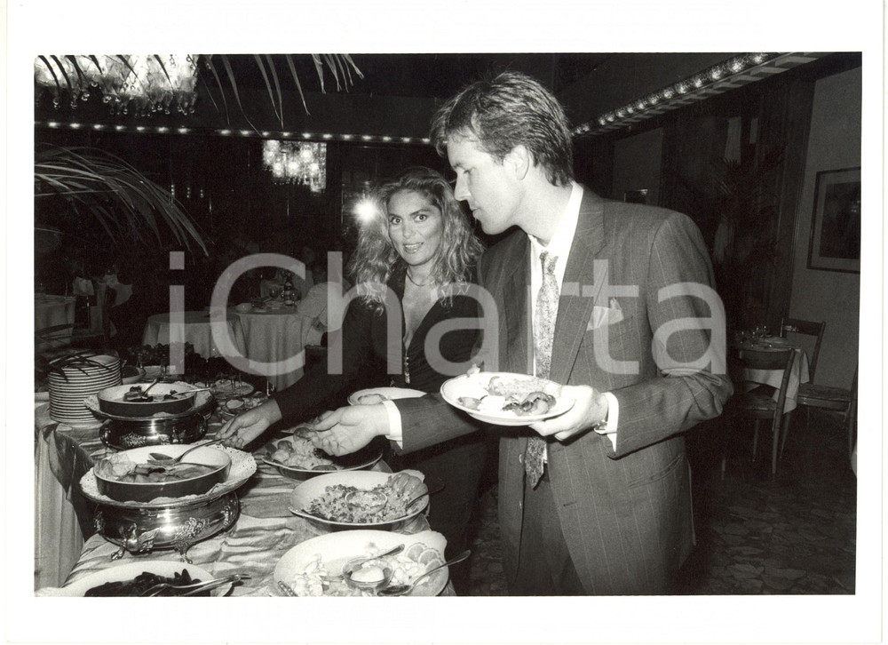 1985 ca ITALIA COSTUME - L'attrice Eleonora VALLONE al buffet di un evento (2)
