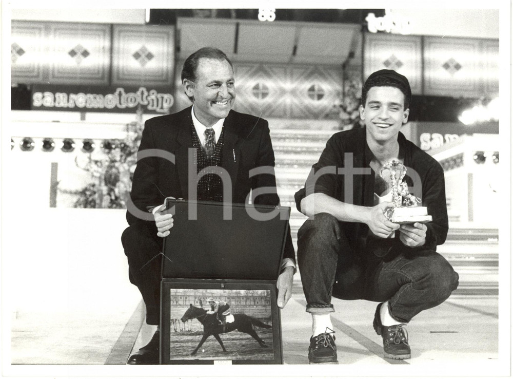 1986 FESTIVAL SANREMO - Renzo ARBORE con il vincitore Eros RAMAZZOTTI sul palco