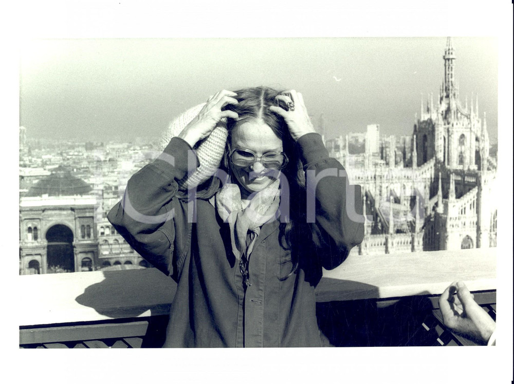 1985 ca MILANO CINEMA - L'attrice Geraldine PAGE in terrazza con vista Duomo 