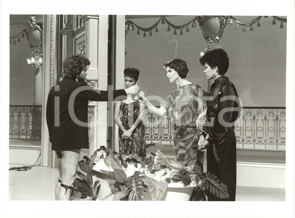 1984 RAI UNO "Te lo do io il Brasile" - Sketch Beppe GRILLO e Antonia DELL'ATTE