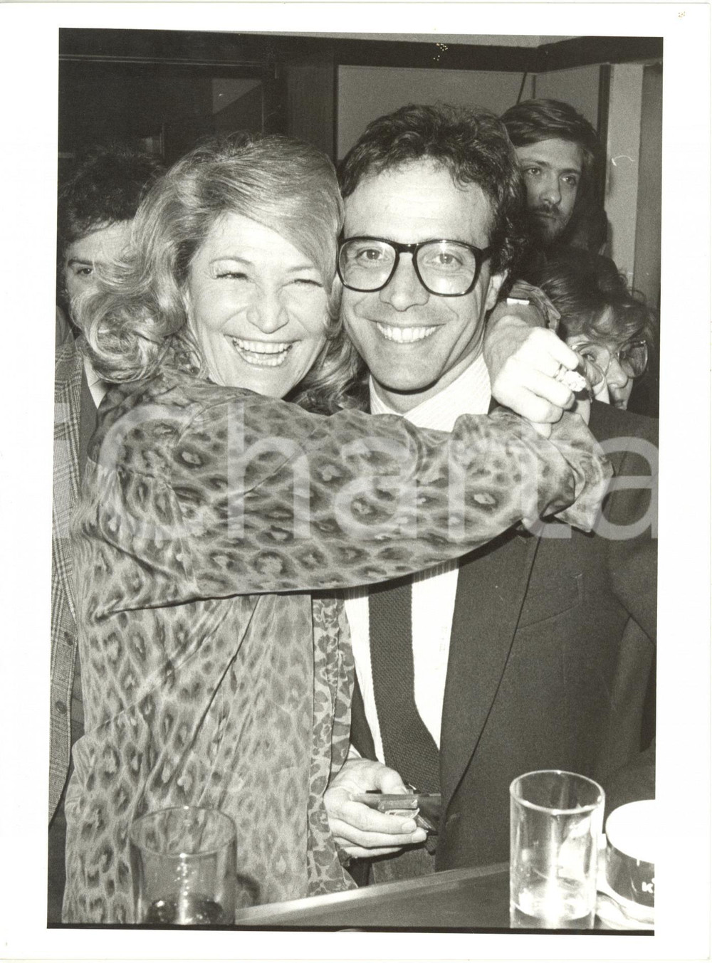 1980 ca ITALIA COSTUME - Marta MARZOTTO Enrico MONTESANO abbracciati (2) *Foto