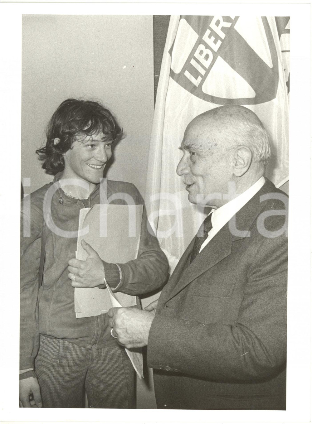 1985 ca POLITICA - DC Amintore FANFANI riceve la sciatrice Patrizia ZINI (2)