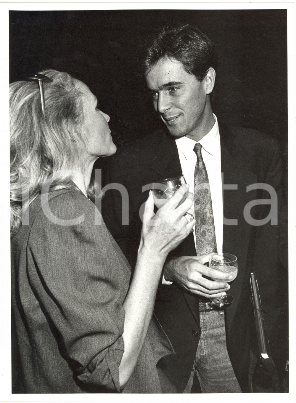 1985 ca ITALIA - COSTUME Ursula ANDRESS Omero MACRI a un party - Foto 18x24 (5)