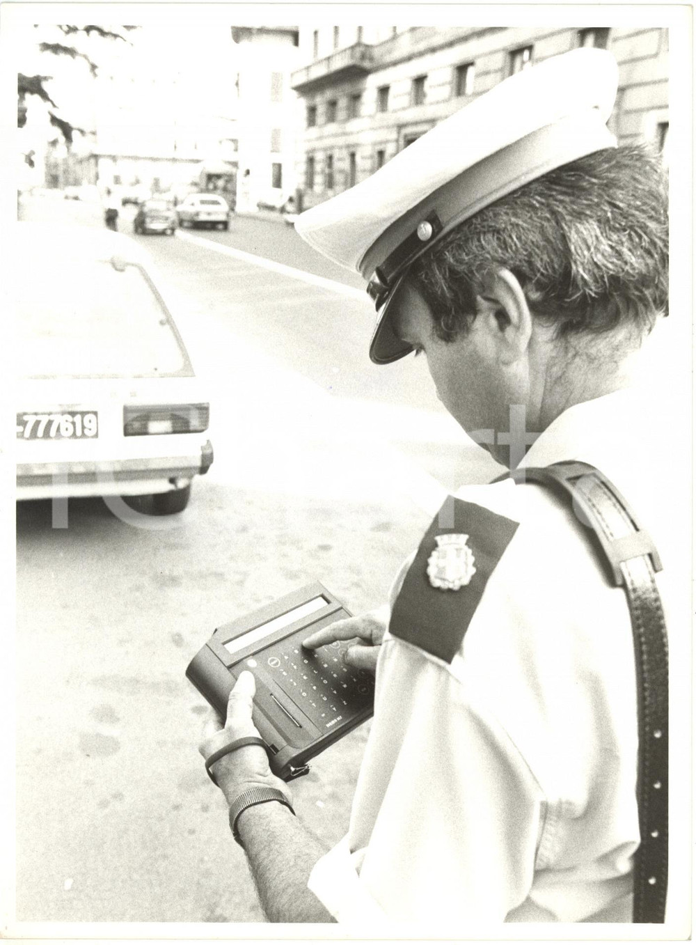 1990 ca MILANO Vigile con il nuovo computer per multe immediate Foto