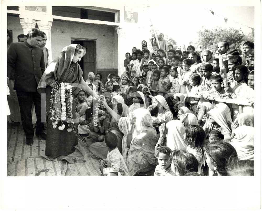 1971 INDIA Indira GANDHI dona collane di fiori alle donne durante una visita