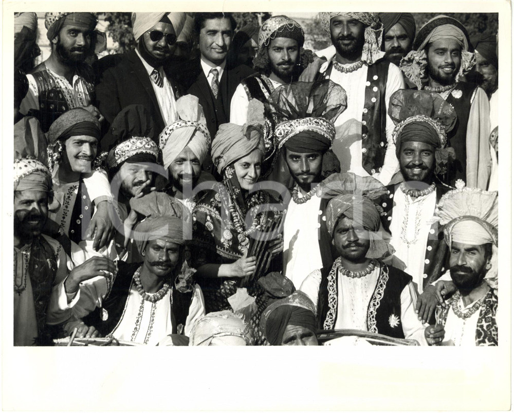 1971 INDIA Indira GANDHI posa con uomini in abiti tradizionali - Foto RARA