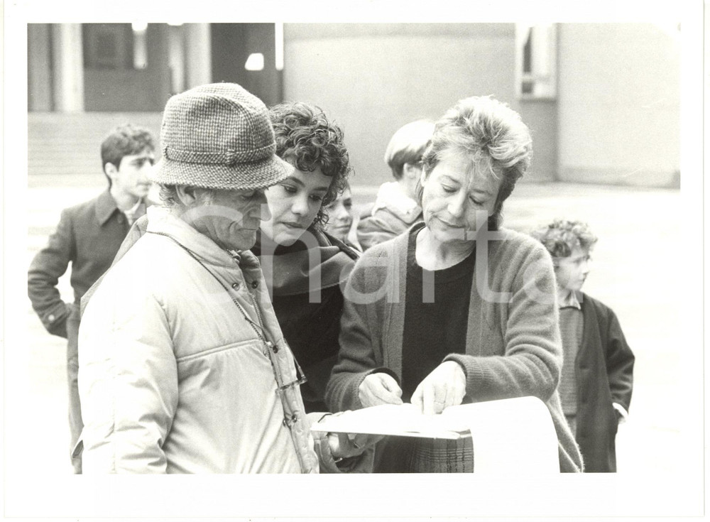 1985 RAI "Olga e i suoi figli" - Annie GIRARDOT e Giulia SALVATORI sul set Foto