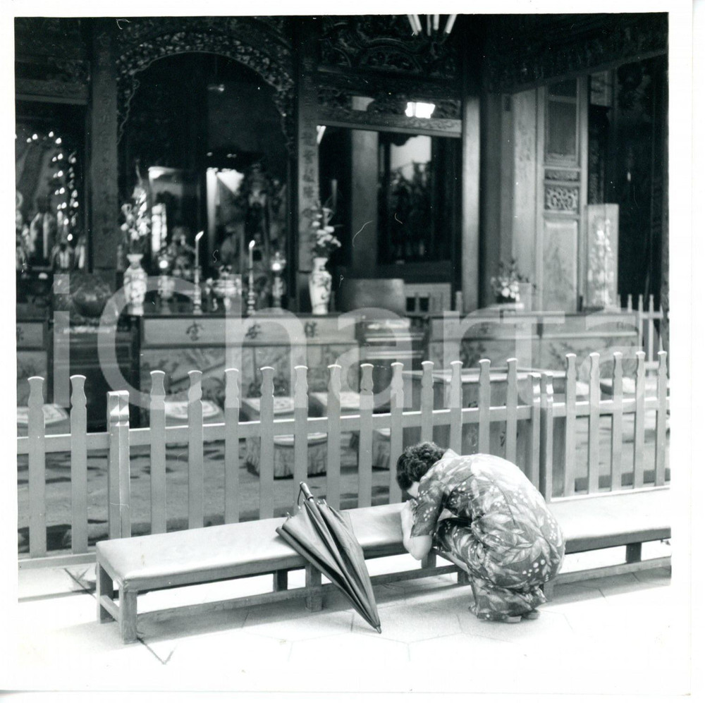 1968 TAIPEI (TAIWAN) Po-On Kung - Woman in prayer *Foto ARTISTICA 12x12 cm
