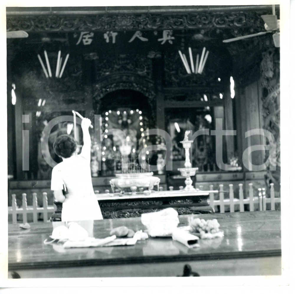 1968 TAIPEI (TAIWAN) Po-On Kung - Woman lighting a candle *Foto ARTISTICA 12x12