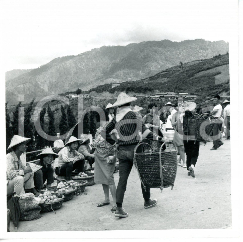 1968 TIENHSIANG (TAIWAN) Taroko Gorge - Hawkers in traditional clothes *Photo