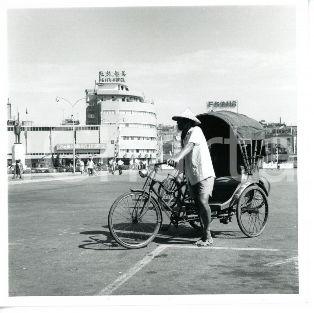 1968 TAICHUNG (TAIWAN) Meitu Hotel - Traditional pedicab *Foto ARTISTICA 12x12