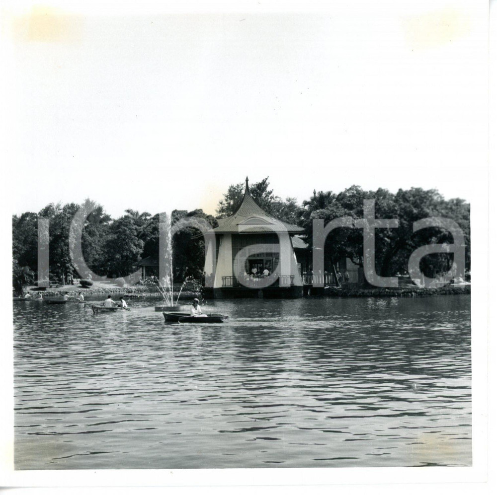 1968 TAICHUNG GARDEN (TAIWAN) View of the lake with boats Foto ARTISTICA 12x12