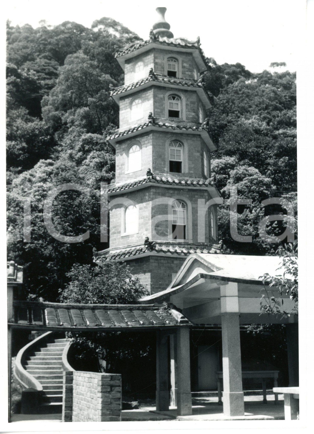 1968 TAIPEI (TAIWAN) Pagoda beside Yuantong Temple - Photo 17x13 (2) Fotografia d'epoca. CONDIZIONI: FAIR (strappi al verso dovuti alla rimozione di nastro adesivo)FORMATO: 13x17 cm     originale e autentica 1