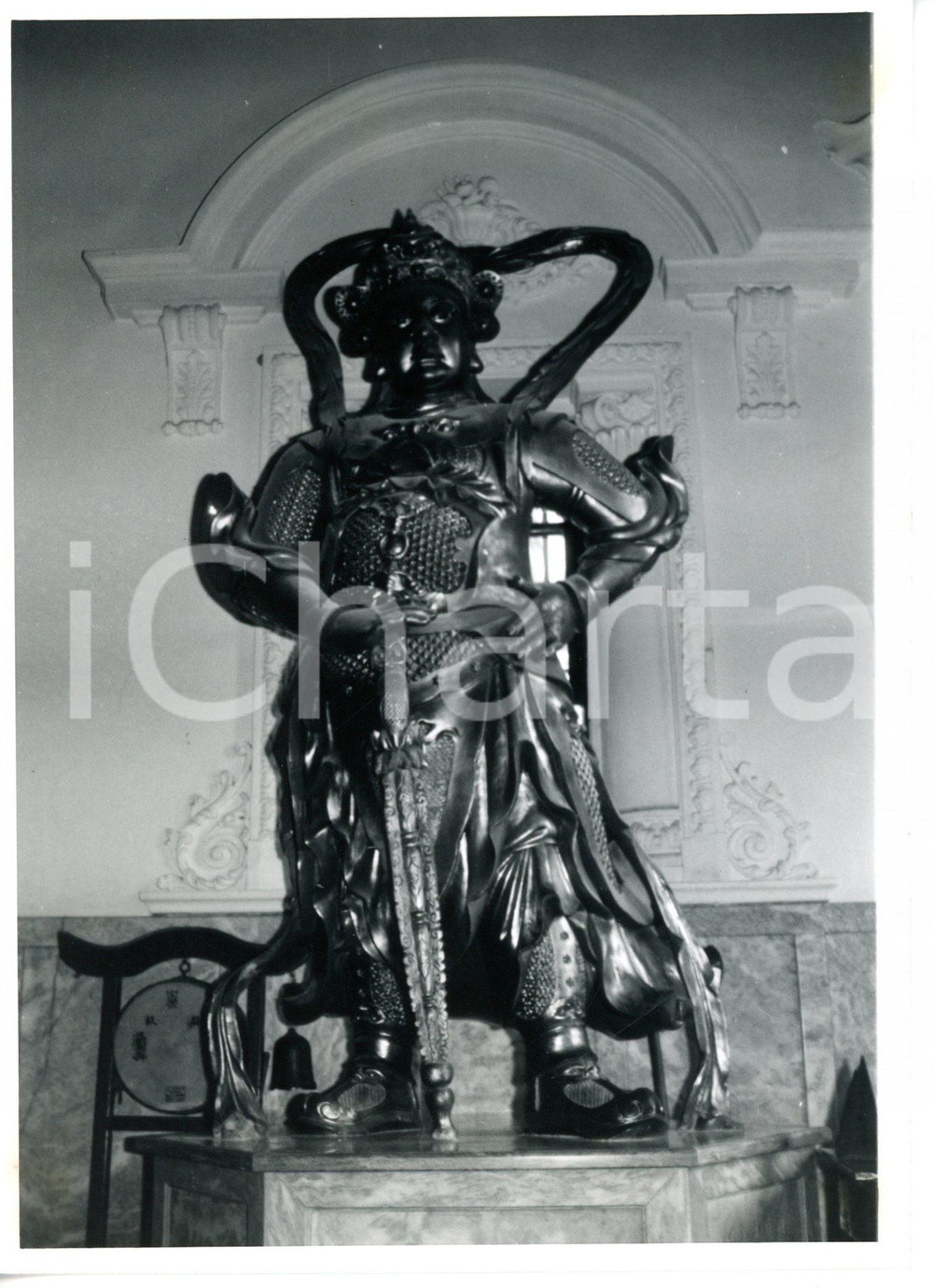 1968 TAIPEI (TAIWAN) Yuantong Temple - Traditional statue of a general ^Photo Fotografia d'epoca. CONDIZIONI: G (ma piccoli strappi al verso dovuti alla rimozione di nastro adesivo)FORMATO: 13x17 cm    originale e autentica 1