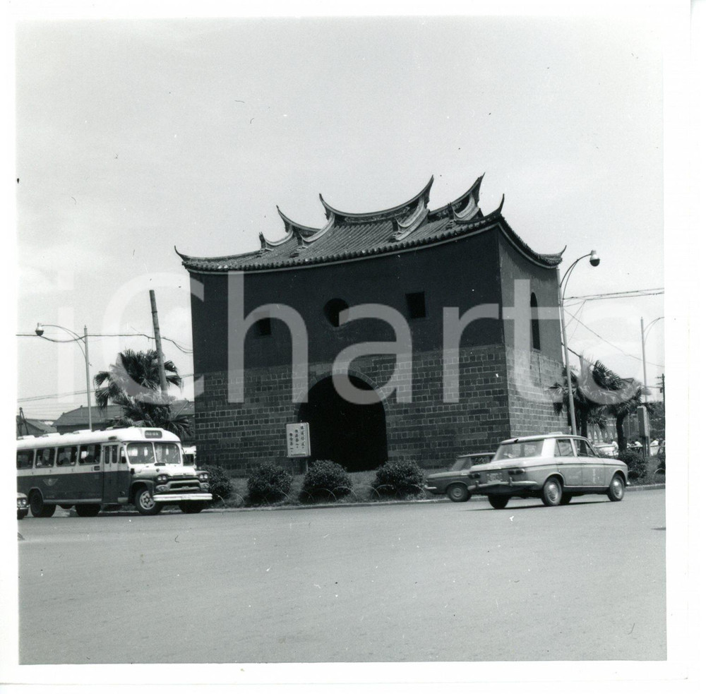 1968 TAIPEI (TAIWAN) North city gate - View with passing cars *Photo 12x12 cm