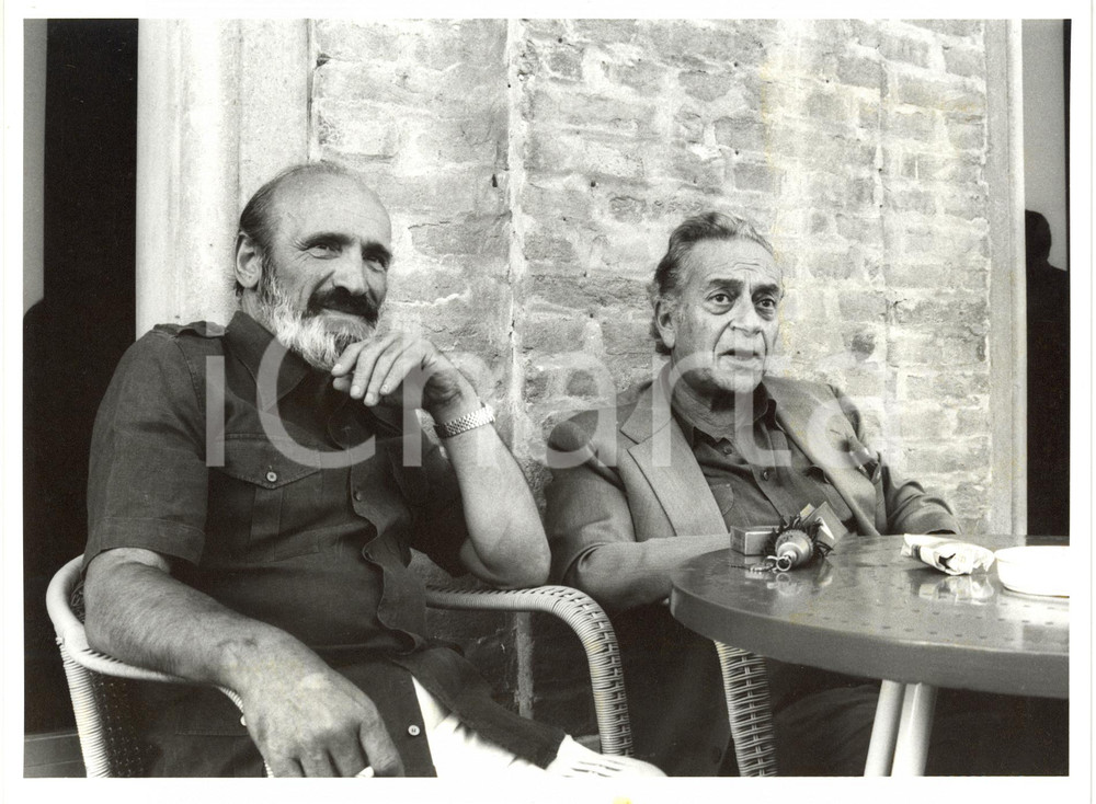 1980 ca ITALIA COSTUME - Ritratto di Valerio ZURLINI e Renato GUTTUSO (1) Foto