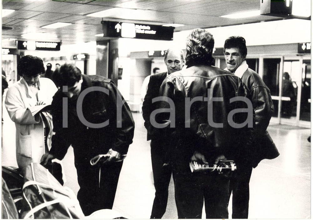 1990 ca MILANO LINATE - Francesco MOSER in aeroporto durante uno sciopero (2)