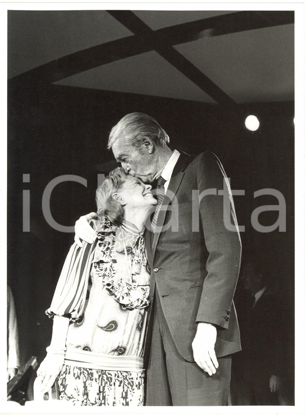 1990 ca CINEMA - James STEWART bacia June ALLYSON sul palco *Foto 18x24