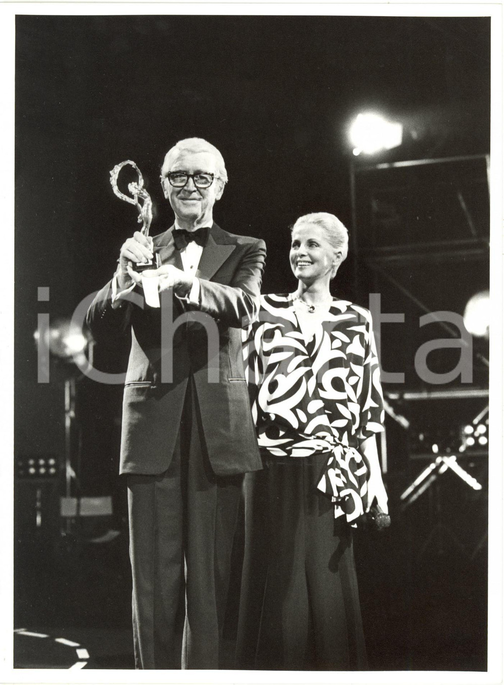 1985 CANNES Festival del Cinema - Virna LISI premia James STEWART (2) *Foto