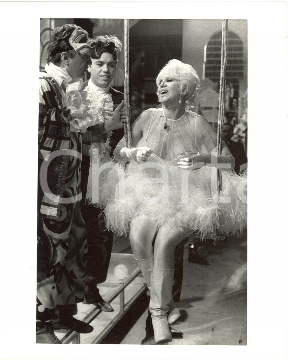1975 ca TEATRO "La signora è da buttare" - Franca RAME durante una pausa (2) 
