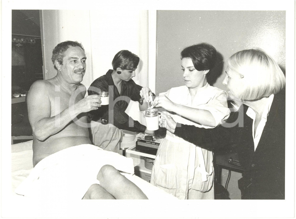 1985 ca ITALIA COSTUME Nino MANFREDI e Jill VERGOTTINI in un centro estetico (2)