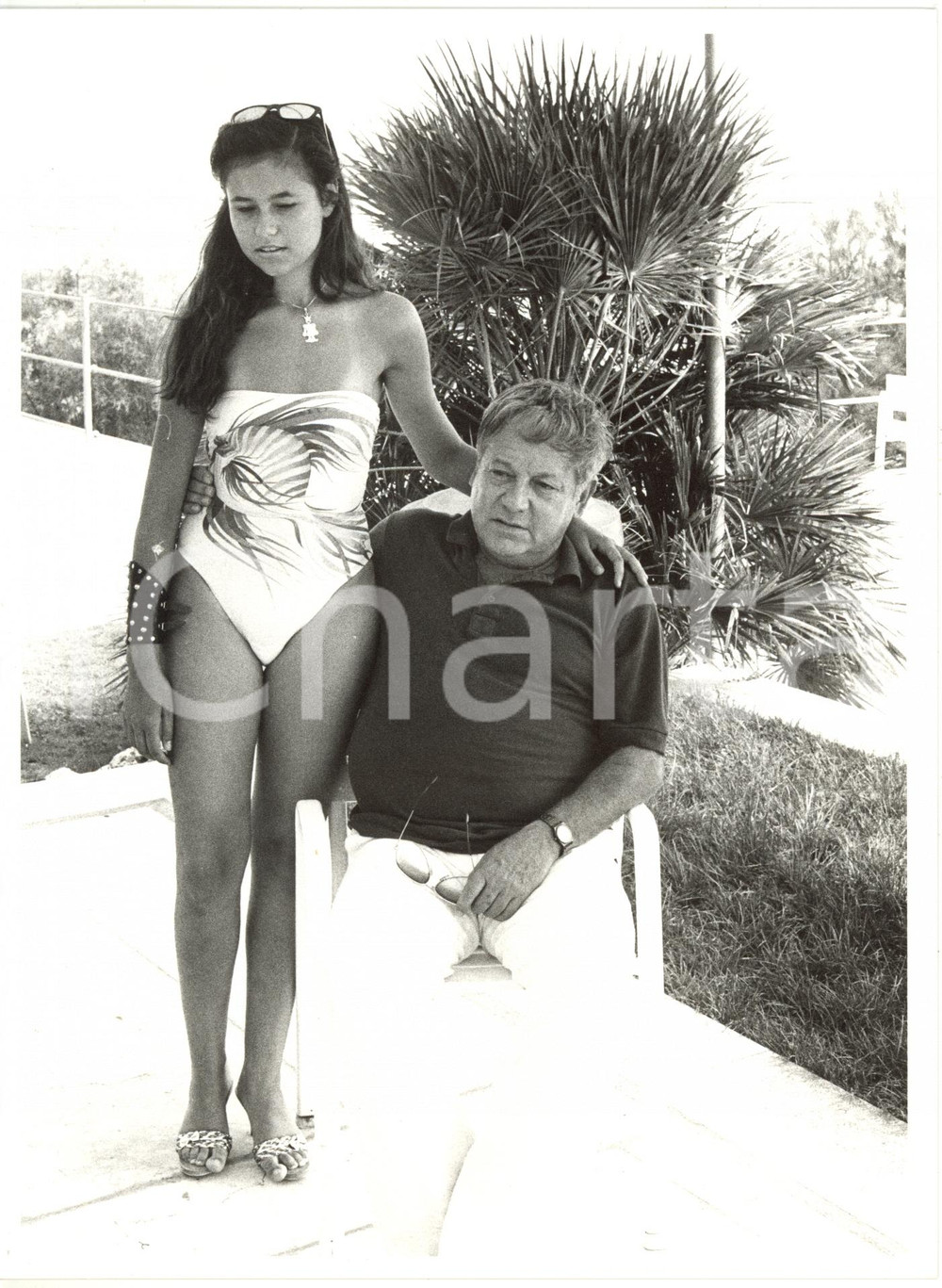 1985 ca COSTUME - Ritratto attore Paolo VILLAGGIO con una giovane *Foto 18x24 
