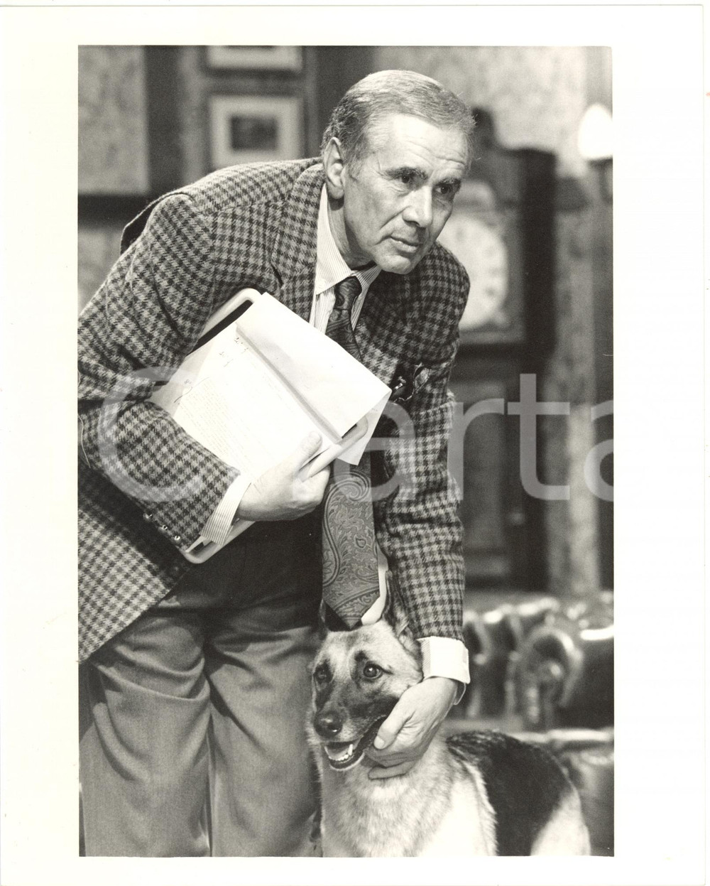 1987 RAI DUE "Giallo" - Enzo TORTORA in scena con un cane (2) *Foto 20x25