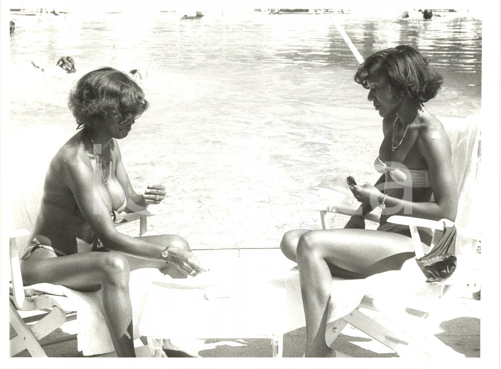 1985 ca MUSICA - Cantante Amii STEWART gioca a carte in piscina *Foto