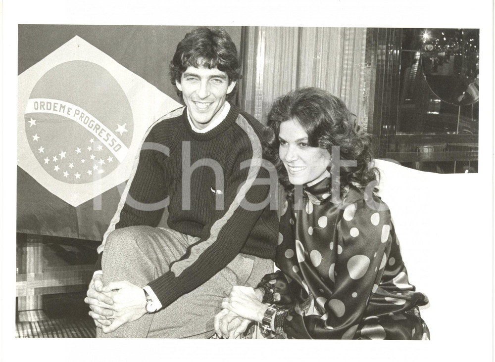 Fotografia d epoca originale 1982 ? ITALIA Paolo ROSSI e Florinda BOLKAN con la bandiera del Brasile 1 1