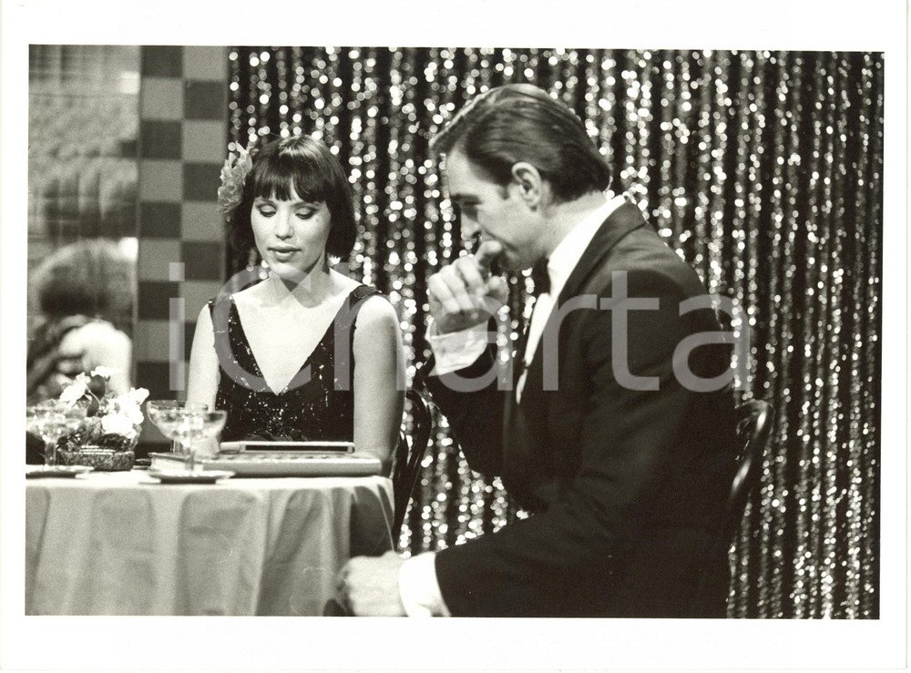1985 ca IL CAPPELLO SULLE VENTITRÉ - Fabio TESTI al tavolo con Rosa FUMETTO (2) 