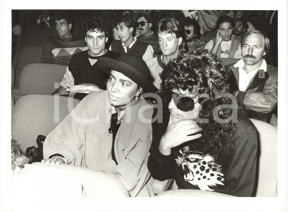 1985 ca ITALIA MUSICA - Loredana BERTÈ con Renato ZERO in platea (2) *Foto 24x18