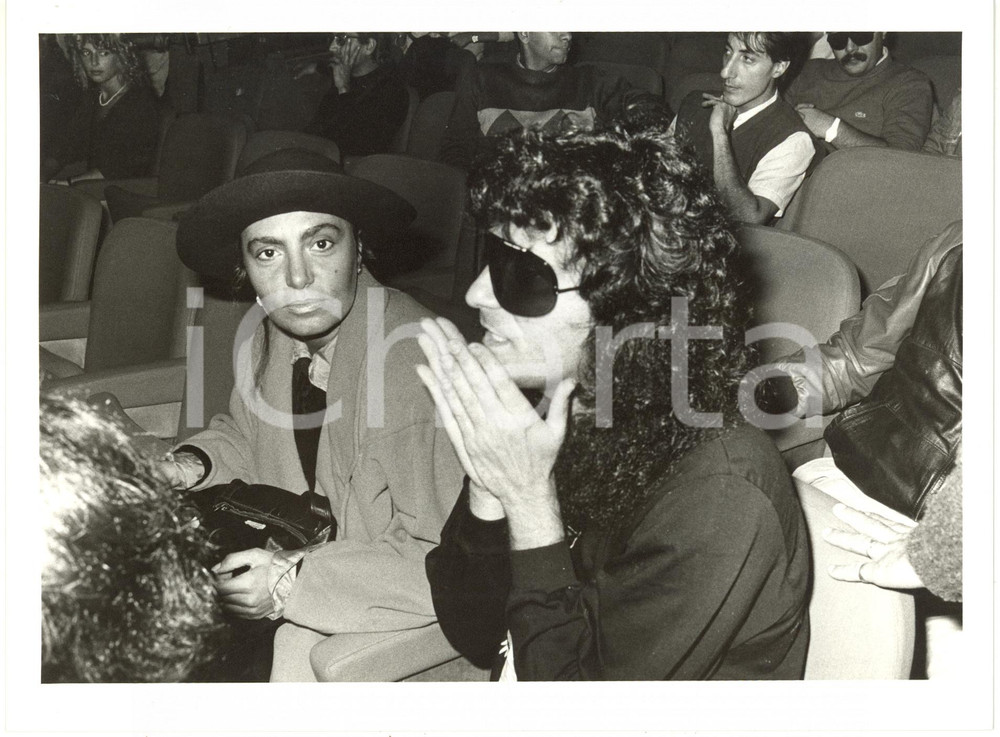 1985 ca ITALIA MUSICA - Loredana BERTÈ con Renato ZERO in platea (3) *Foto 24x18