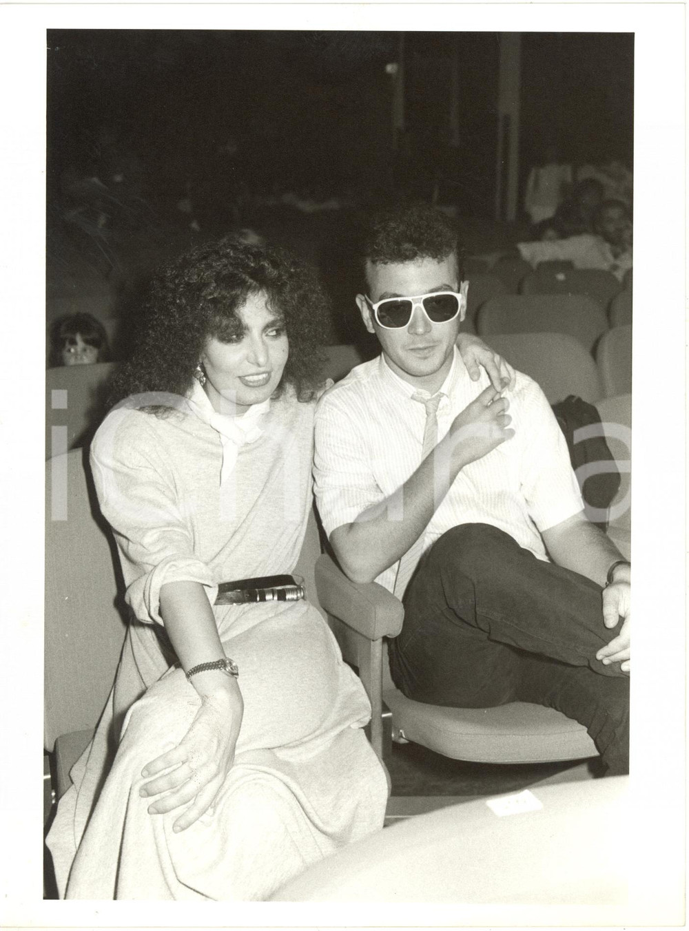1985 ca ITALIA MUSICA - Loredana BERTÈ con Enrico RUGGERI in platea *Foto 24x18