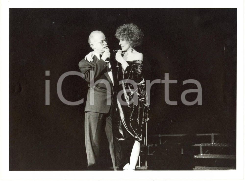 Fotografia d epoca originale 1985 ITALIA MUSICA  Ornella VANONI e Gino PAOLI in concerto 2 Foto 24x18 cm 1