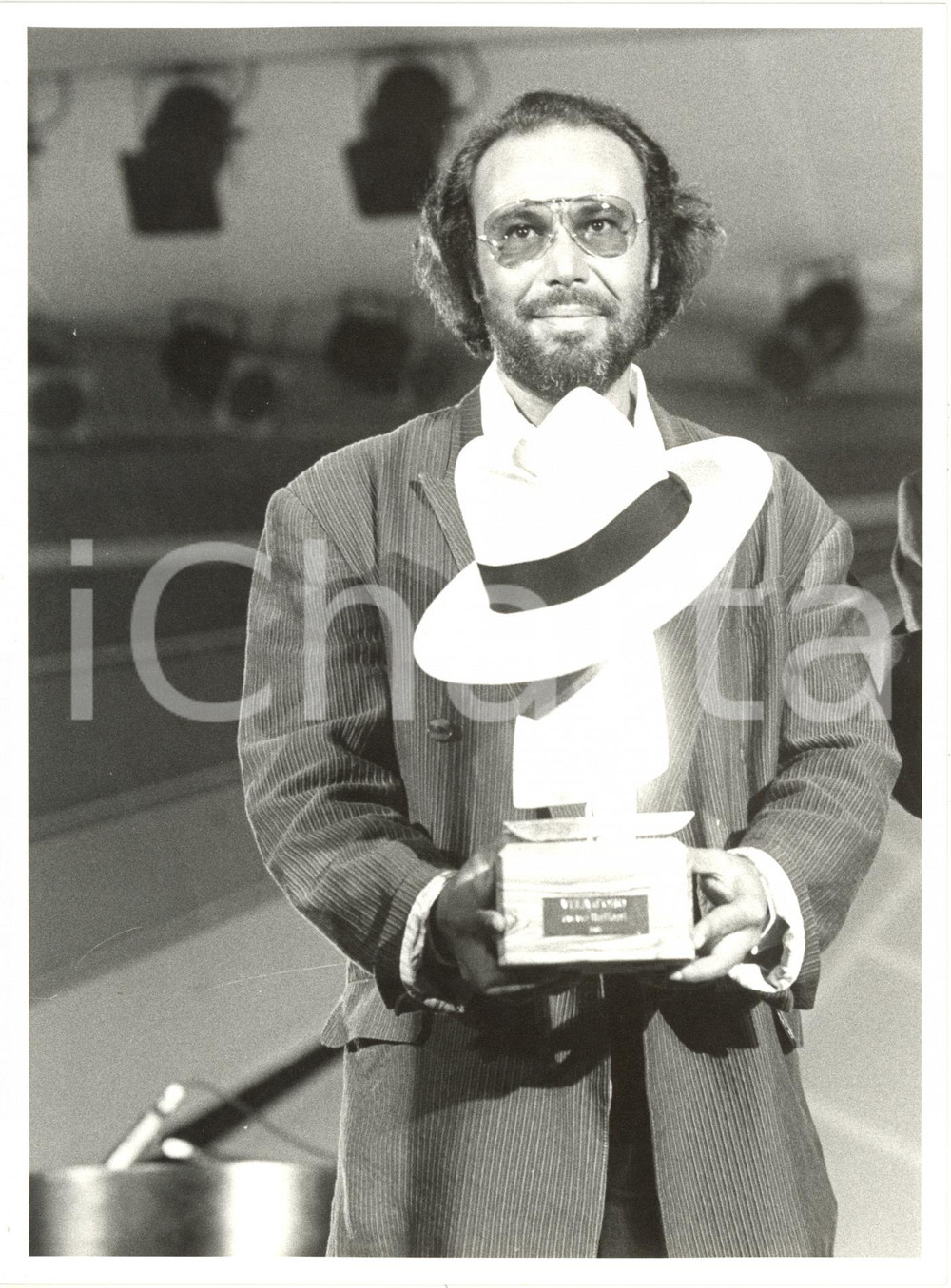 1984 MUSICA RIVA DEL GARDA - Antonello VENDITTI con il premio "Vela d'oro" *Foto