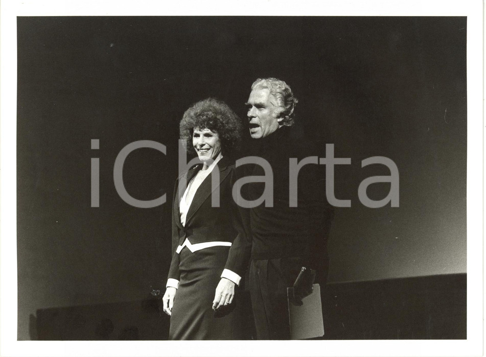Fotografia d epoca originale 1980 ca MILANO PICCOLO TEATRO Ornella VANONI e Giorgio STREHLER sul palco Foto 1