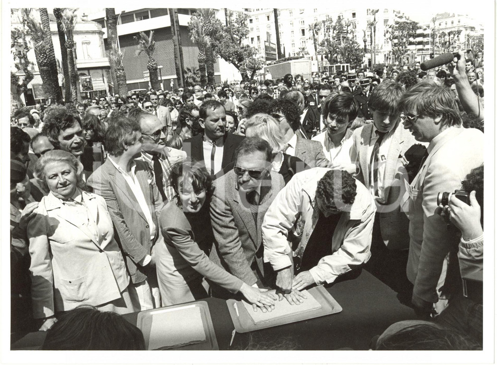 1985 ca CANNES - Jean-Louis TRINTIGNANT lascia le impronte sulla Walk of Fame