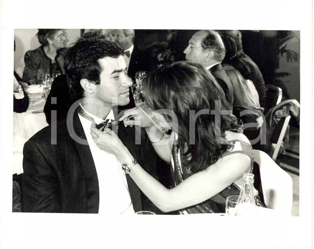 1985 ca ITALIA CINEMA - Jo CHAMPA sistema il papillon ad Andrea OCCHIPINTI *Foto