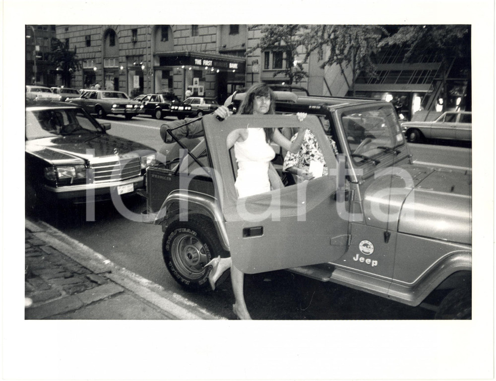 1988 NEW YORK COSTUME - Carol ALT sale su JEEP WRANGLER (2) *Foto 28x21 