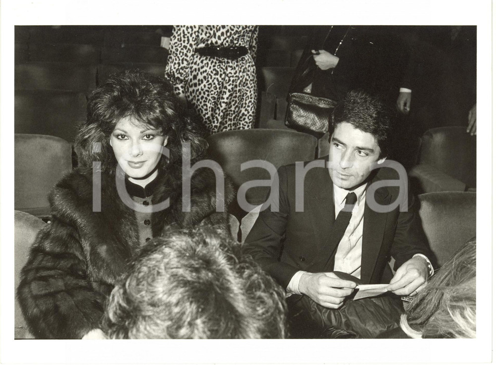 1985 ca ITALIA COSTUME - Edwige FENECH seduta in platea (1) *Foto 24x18
