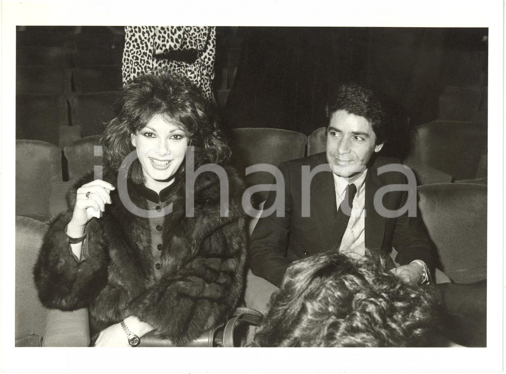 1985 ca ITALIA COSTUME - Edwige FENECH seduta in platea (2) *Foto 24x18