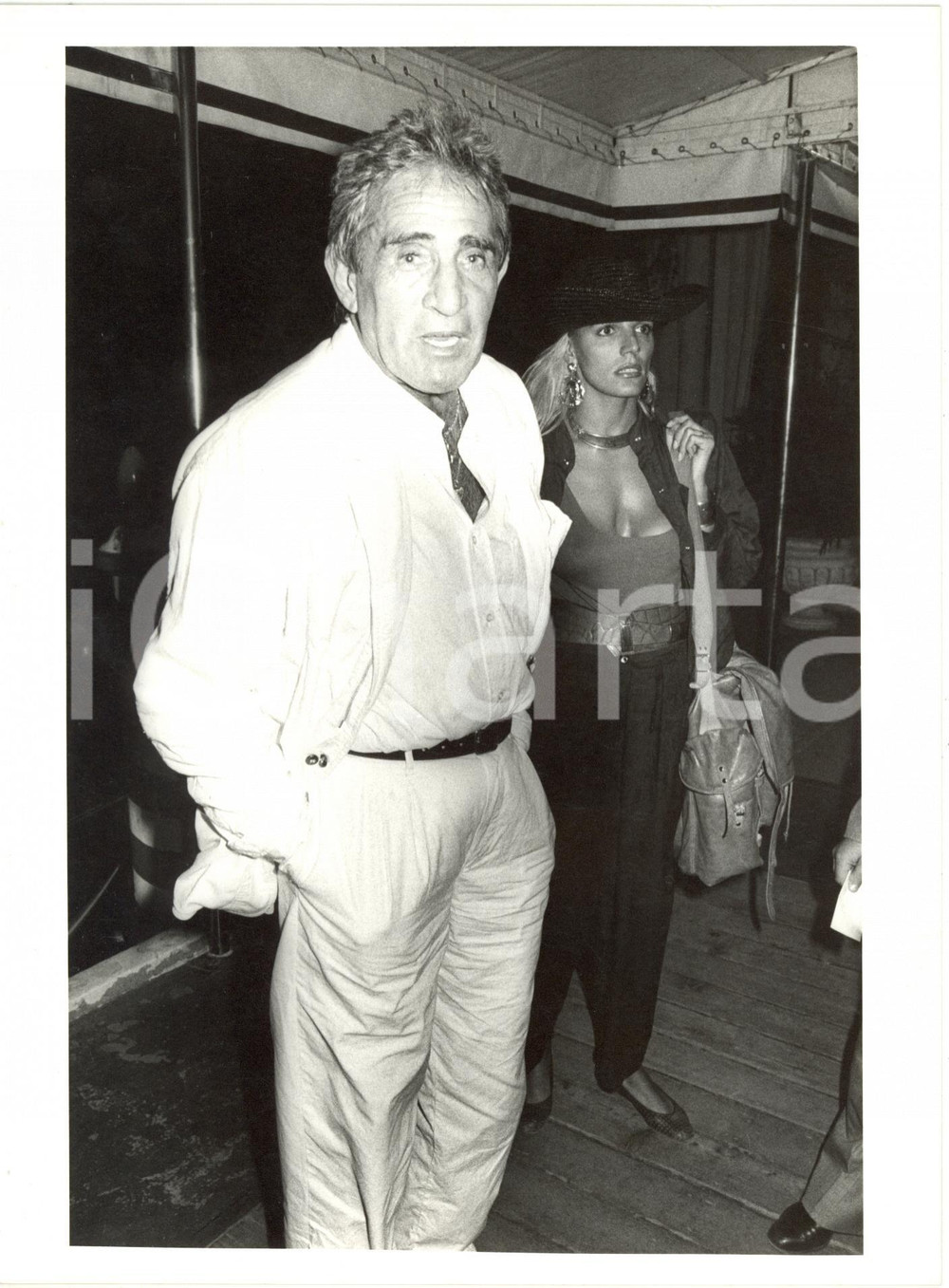 1986 VENEZIA CINEMA - Walter CHIARI con Patrizia CASELLI (2) *Foto 18x24 cm