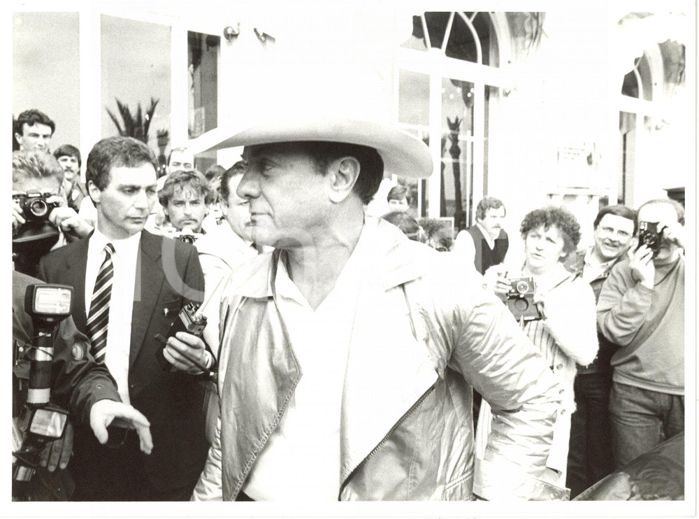 1985 CANNES FESTIVAL DEL CINEMA - Attore Tony CURTIS *Foto 24x18 (1) Fotografia di agenzia. CONDIZIONI: G (lievi difetti di stampa)FORMATO: 24x18 cm     originale e autentica 1