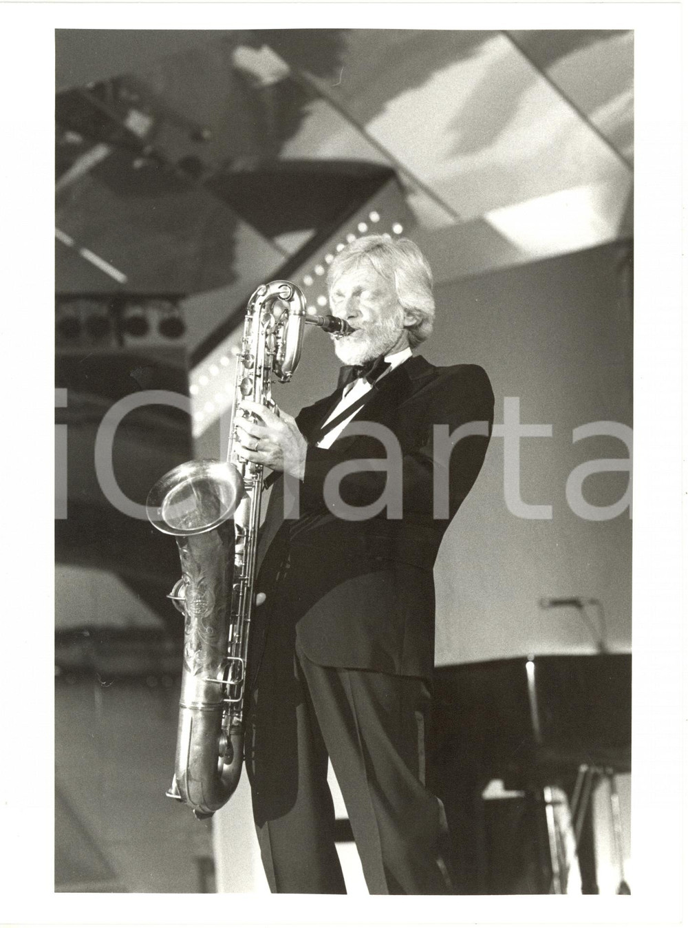 Fotografia d epoca originale 1983 MUSICA RIVA DEL GARDA  Gerry MULLIGAN ritratto sul palco Foto 18x24 1
