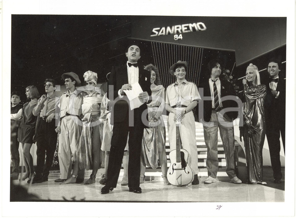 Fotografia d epoca originale 1984 FESTIVAL DI SANREMO  Pippo BAUDO sul palco con i concorrenti Foto 24x18 1