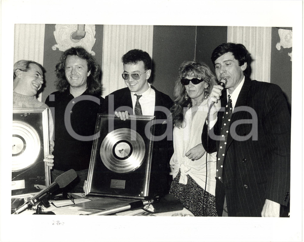 1987 MUSICA Umberto TOZZI Enrico RUGGERI Gianni MORANDI ricevono il disco d'oro