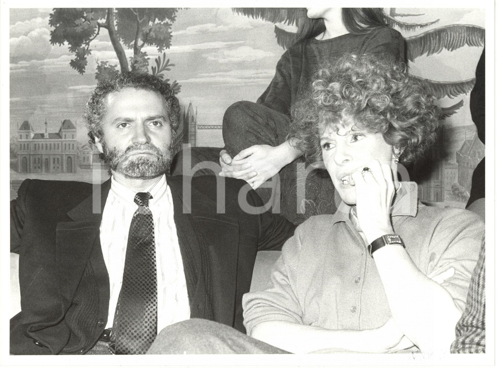 Fotografia d epoca originale 1985 MILANO Terrazza Martini  Gianni VERSACE con Ornella VANONI Foto 24x18 1