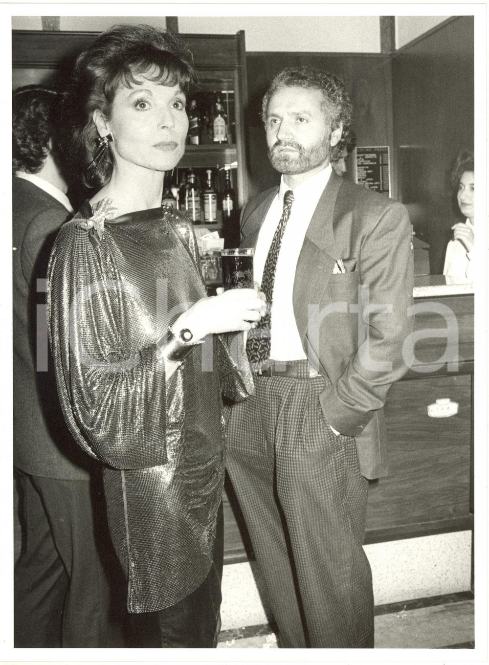 Fotografia d epoca originale 1985 MILANO Terrazza Martini  Elsa MARTINELLI e Gianni VERSACE Foto 18x24 1